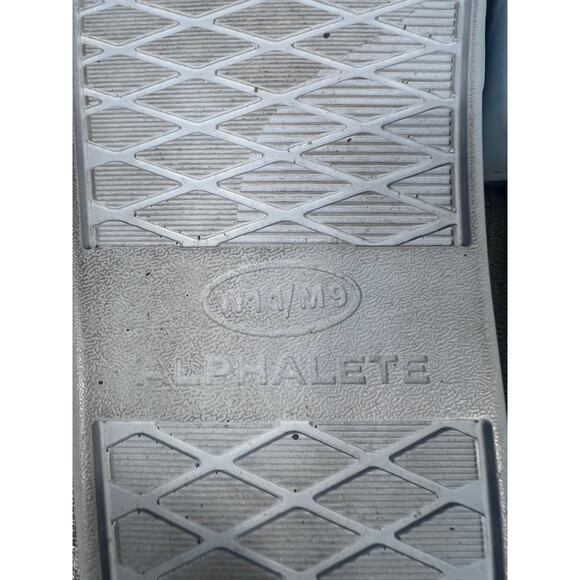 Alphalete Shoes Mens Size 9 Light Gray Slides Sandals Embossed Logo Pool Casual - Picture 9 of 10